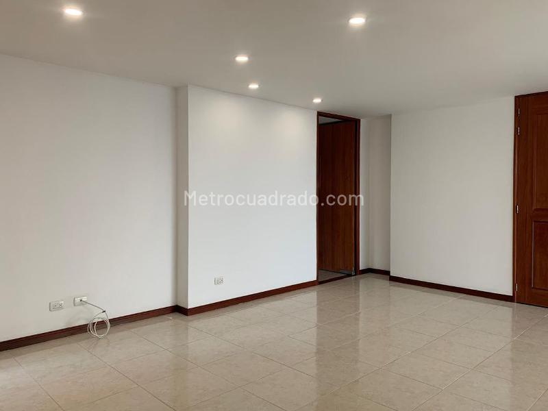 Apartamento de 3 Alcobas con Balcón y Parqueadero Cubierto en El Poblado - 4