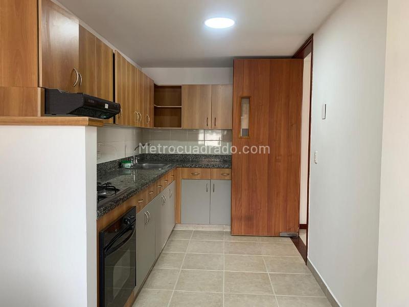 Apartamento de 3 Alcobas con Balcón y Parqueadero Cubierto en El Poblado - 6