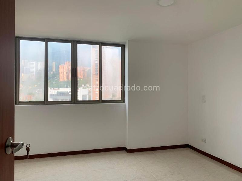 Apartamento de 3 Alcobas con Balcón y Parqueadero Cubierto en El Poblado - 8