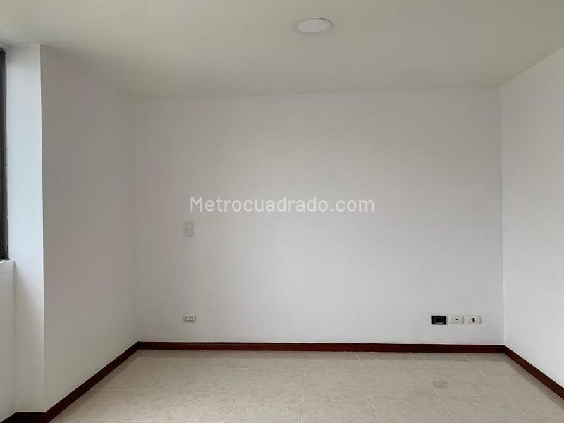 Apartamento de 3 Alcobas con Balcón y Parqueadero Cubierto en El Poblado - 9