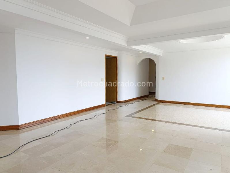 3BR Apartment for Rent with 5 Baths in Gated Unit, El Poblado - 2