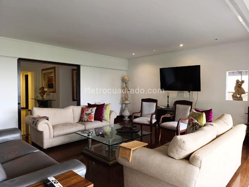 Apartamento Elegante de 4 Alcobas con Jacuzzi en El Poblado - 3