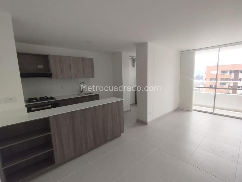 Apartamento de 3 Alcobas con Balcón y Parqueadero Cubierto en El Poblado - 2
