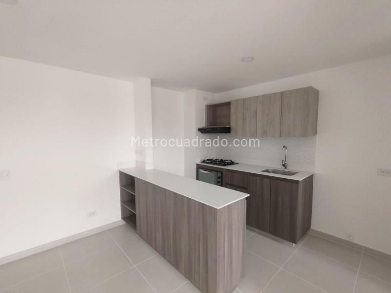 Apartamento de 3 Alcobas con Balcón y Parqueadero Cubierto en El Poblado - 4