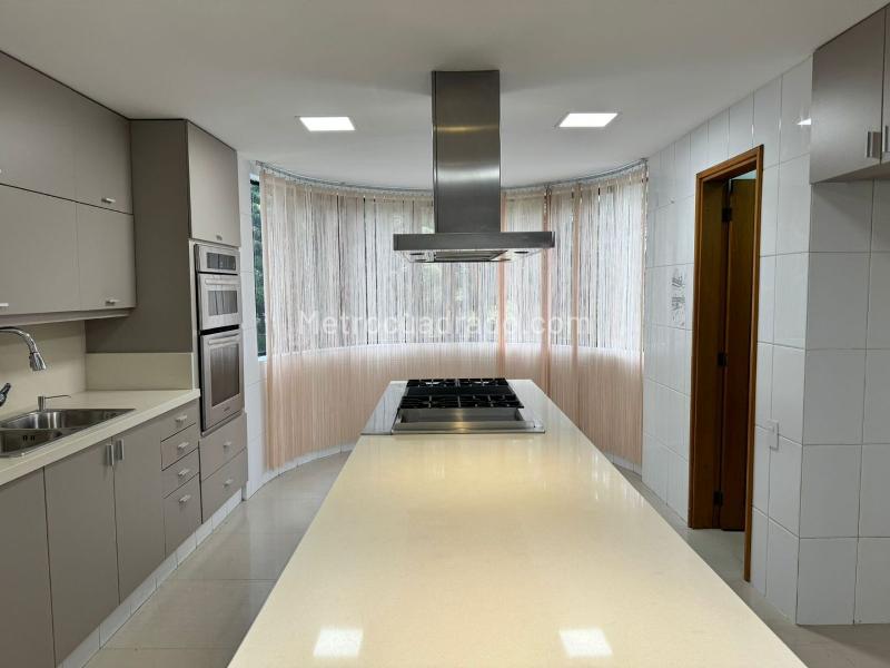 Luxurious 4BR Apartment with 5 Baths in El Poblado - 7