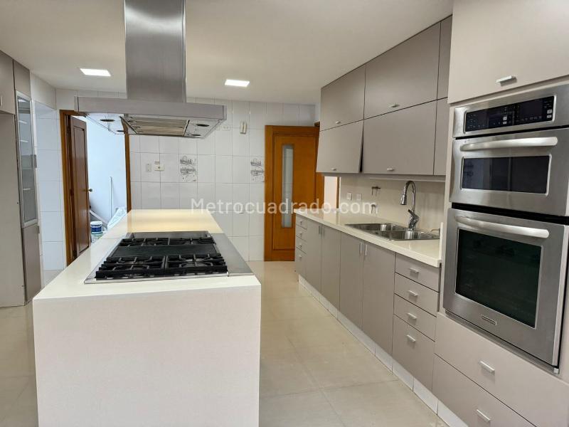 Luxurious 4BR Apartment with 5 Baths in El Poblado - 8