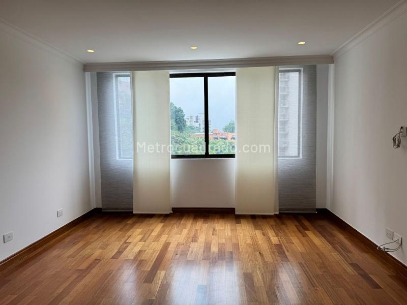 Luxurious 4BR Apartment with 5 Baths in El Poblado - 9