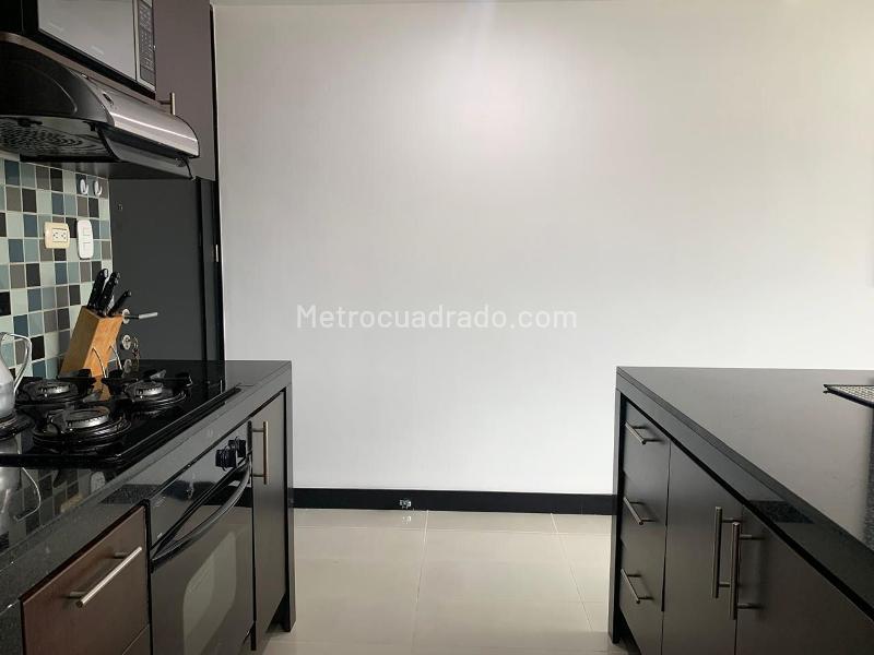 Apartamento Amoblado de 2 Alcobas con Balcón y Parqueadero en El Poblado - 7