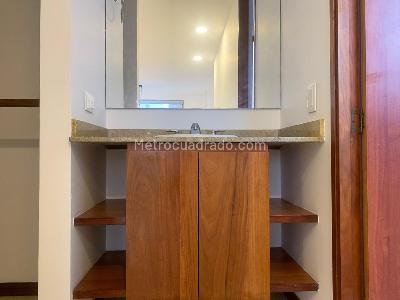 Apartaestudio en arriendo en El Poblado, Medellín, 57 m² · foto 11 de 13