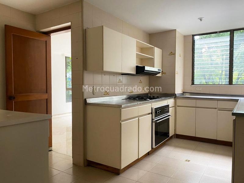 Elegant 4BR Apartment with Gym in El Poblado - 7