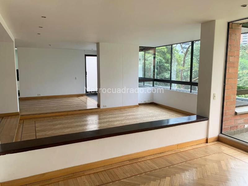Apartamento Elegante de 3 Alcobas Cerca a la Vía Principal en El Poblado - 2
