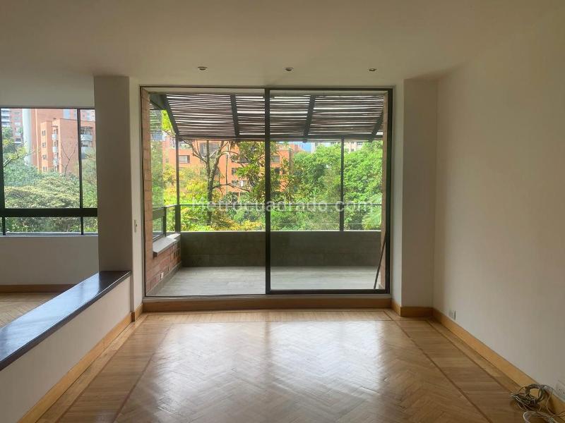 Apartamento Elegante de 3 Alcobas Cerca a la Vía Principal en El Poblado - 9