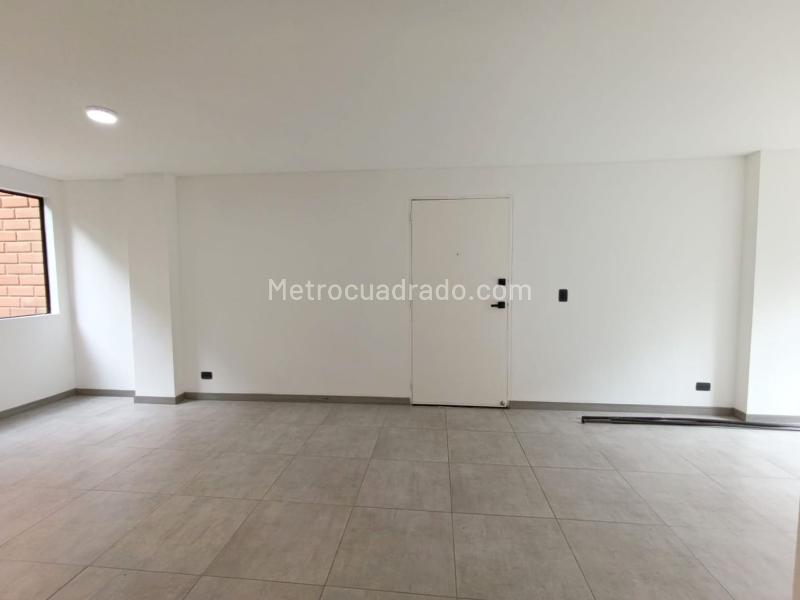 Apartamento Tranquilo de 3 Alcobas con Balcón en El Poblado - 4