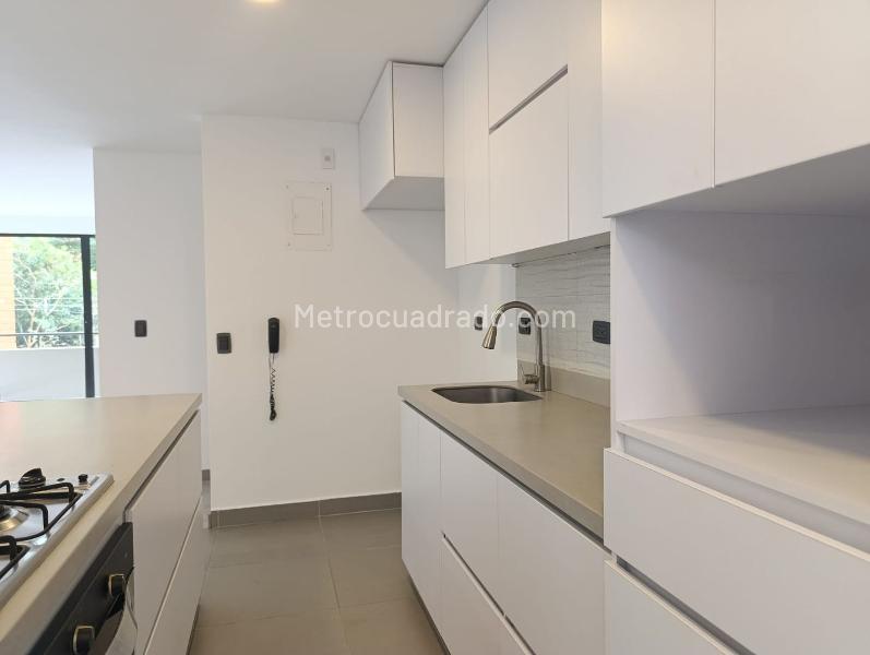 Apartamento Tranquilo de 3 Alcobas con Balcón en El Poblado - 5