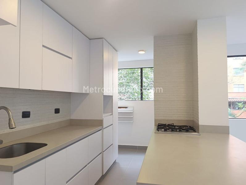 Apartamento Tranquilo de 3 Alcobas con Balcón en El Poblado - 6