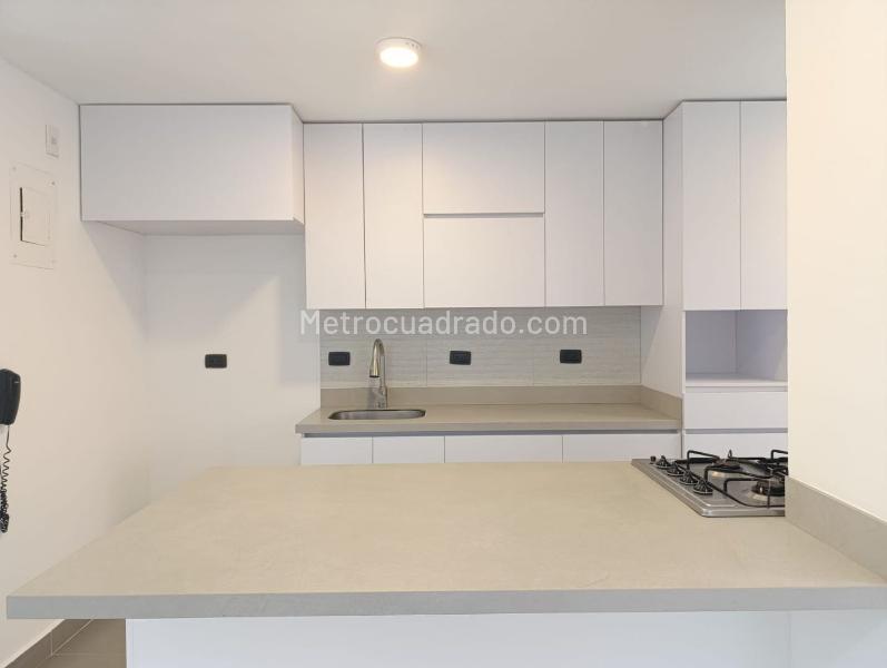 Apartamento Tranquilo de 3 Alcobas con Balcón en El Poblado - 7