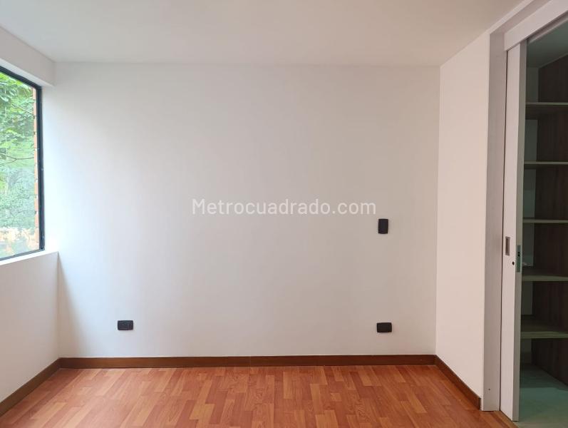 Apartamento Tranquilo de 3 Alcobas con Balcón en El Poblado - 9