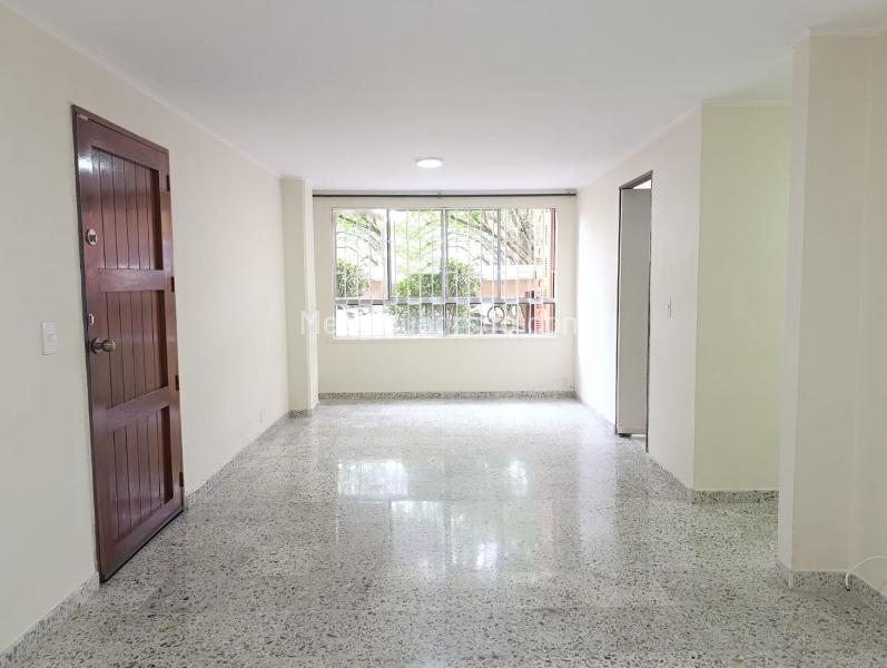 Apartamento de 3 Alcobas con Habitaciones Independientes y Parqueadero Cubierto en El Poblado