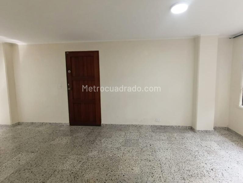 3BR Apartment with Independent Rooms and Covered Parking in El Poblado - 2