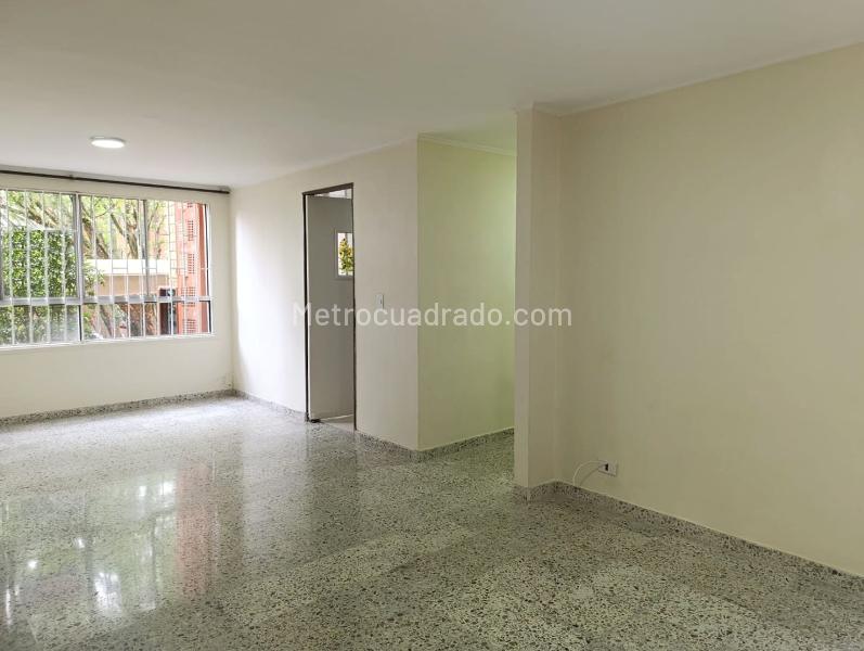 3BR Apartment with Independent Rooms and Covered Parking in El Poblado - 3