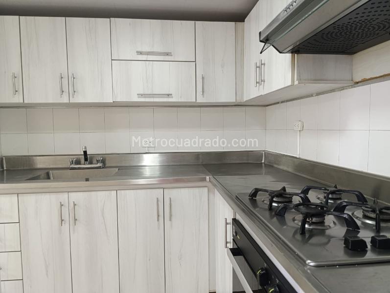 3BR Apartment with Independent Rooms and Covered Parking in El Poblado - 6