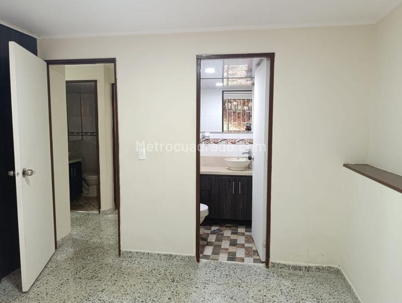 3BR Apartment with Independent Rooms and Covered Parking in El Poblado - 9