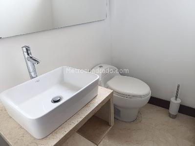 Apartamento de 3 alcobas en arriendo en El Poblado, Medellín, 263 m² · foto 17 de 18
