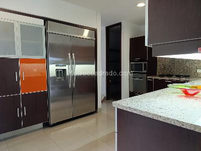 Apartamento de 3 alcobas en arriendo en El Poblado, Medellín, 263 m² · foto 5 de 18