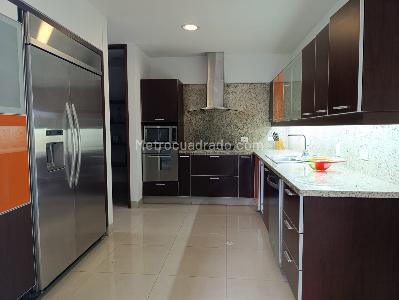 Apartamento de 3 alcobas en arriendo en El Poblado, Medellín, 263 m² · foto 6 de 18
