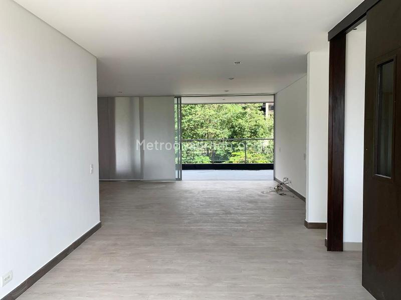 Apartamento de 3 Alcobas con Balcón y Piscina en El Poblado - 3