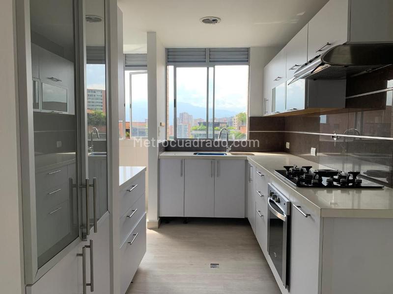 Apartamento de 3 Alcobas con Balcón y Piscina en El Poblado - 5