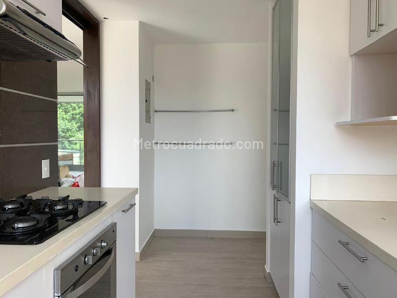 Apartamento de 3 Alcobas con Balcón y Piscina en El Poblado - 6