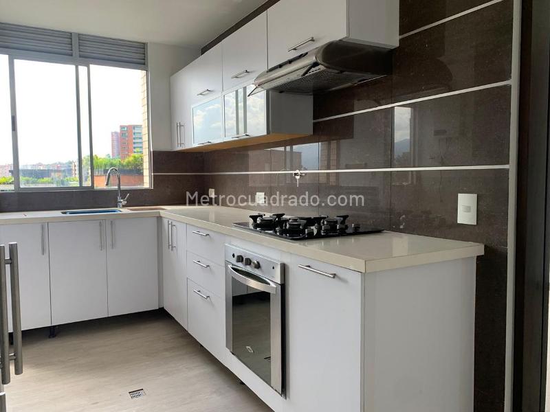 Apartamento de 3 Alcobas con Balcón y Piscina en El Poblado - 7