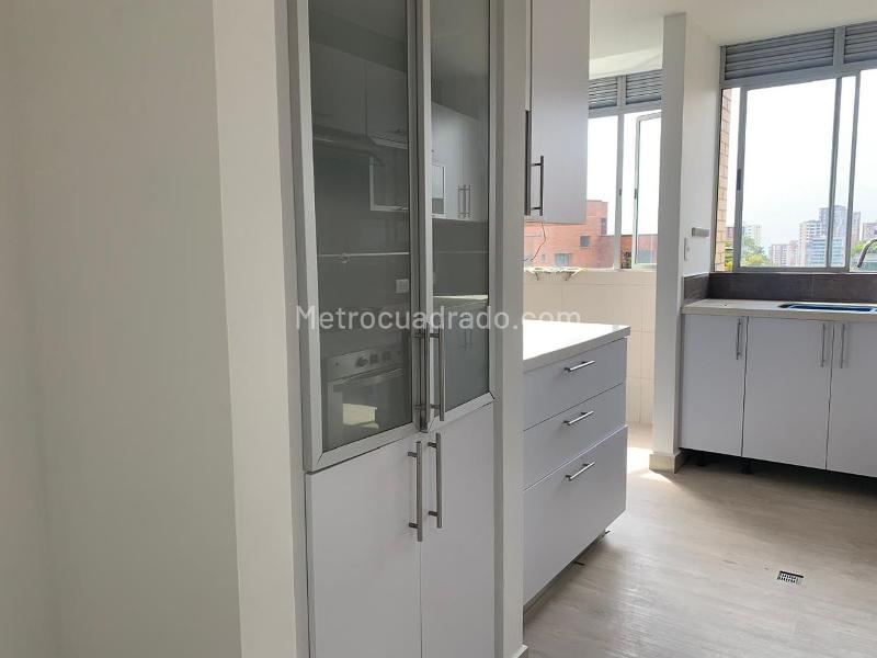 Apartamento de 3 Alcobas con Balcón y Piscina en El Poblado - 8