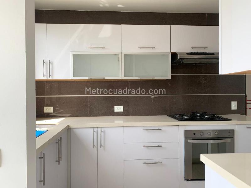 Apartamento de 3 Alcobas con Balcón y Piscina en El Poblado - 9