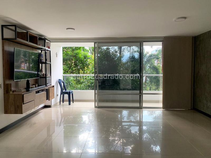 2BR Apartment with Balcony and Covered Linear Parking in El Poblado