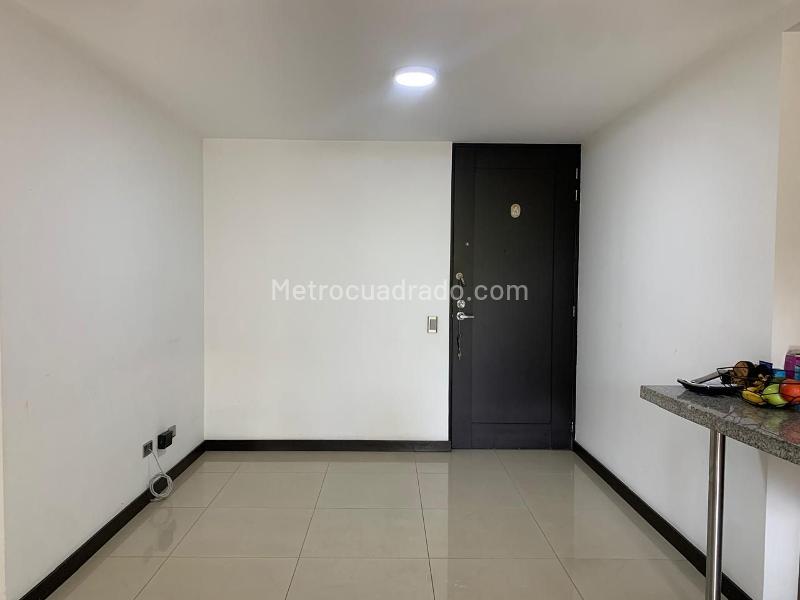 Apartamento de 2 Alcobas con Balcón y Parqueadero Lineal Cubierto en El Poblado - 2