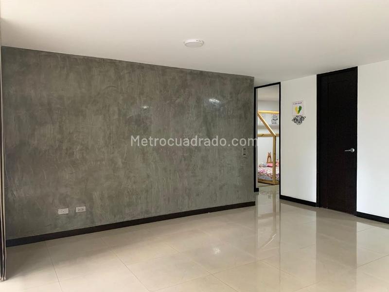 Apartamento de 2 Alcobas con Balcón y Parqueadero Lineal Cubierto en El Poblado - 3