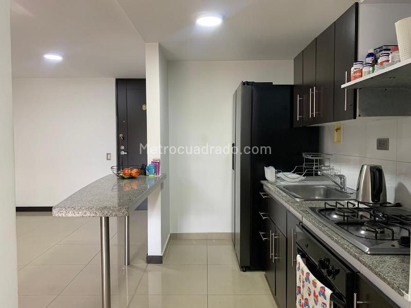 Apartamento de 2 Alcobas con Balcón y Parqueadero Lineal Cubierto en El Poblado - 5