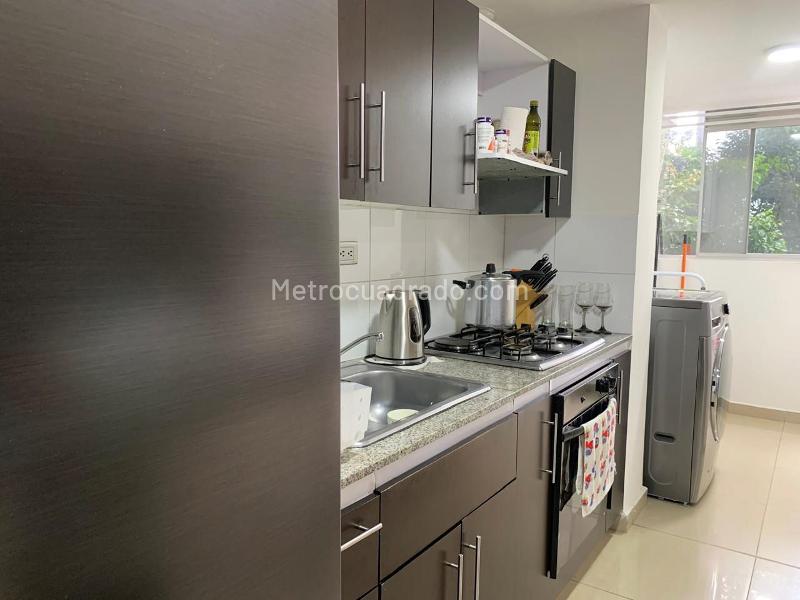 Apartamento de 2 Alcobas con Balcón y Parqueadero Lineal Cubierto en El Poblado - 7