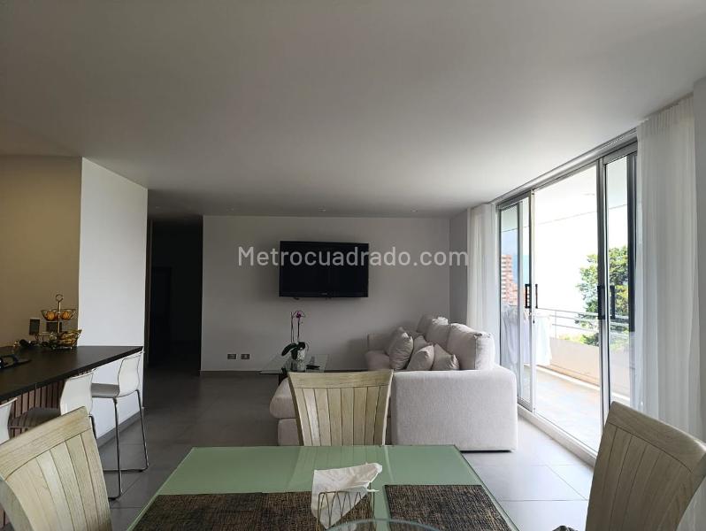 Apartamento de 2 Alcobas con Balcón y Parqueadero Cubierto en El Poblado - 2