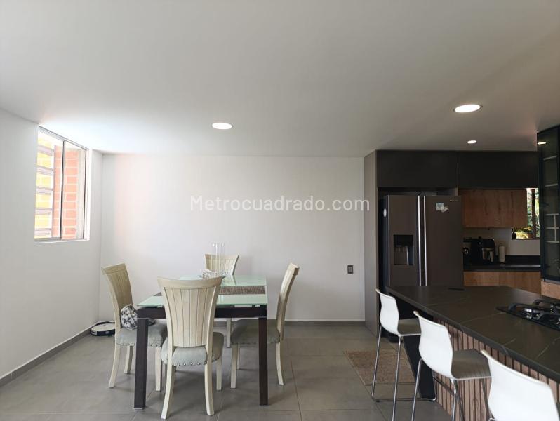 Apartamento de 2 Alcobas con Balcón y Parqueadero Cubierto en El Poblado - 3