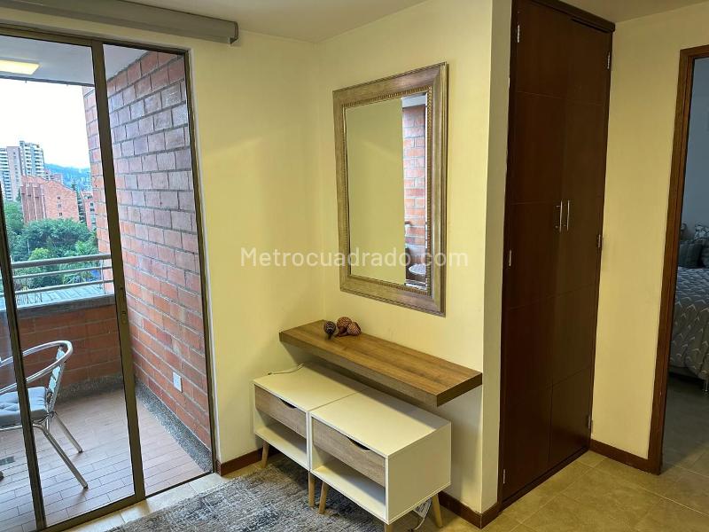 Apartamento de 2 Alcobas con Balcón en El Poblado (Conjunto Cerrado) - 3