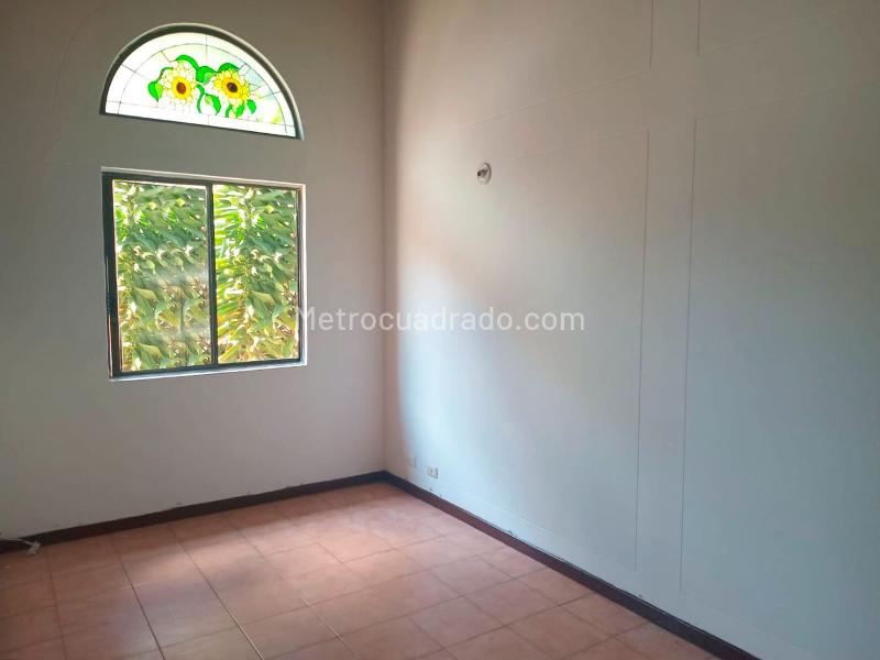 Casa Encantadora de 3 Alcobas con Jardín en El Poblado - 9