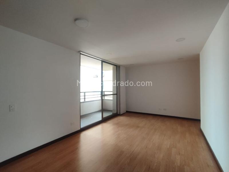 Apartamento de 3 Alcobas en arriendo en El Poblado, sobre vía principal - 2