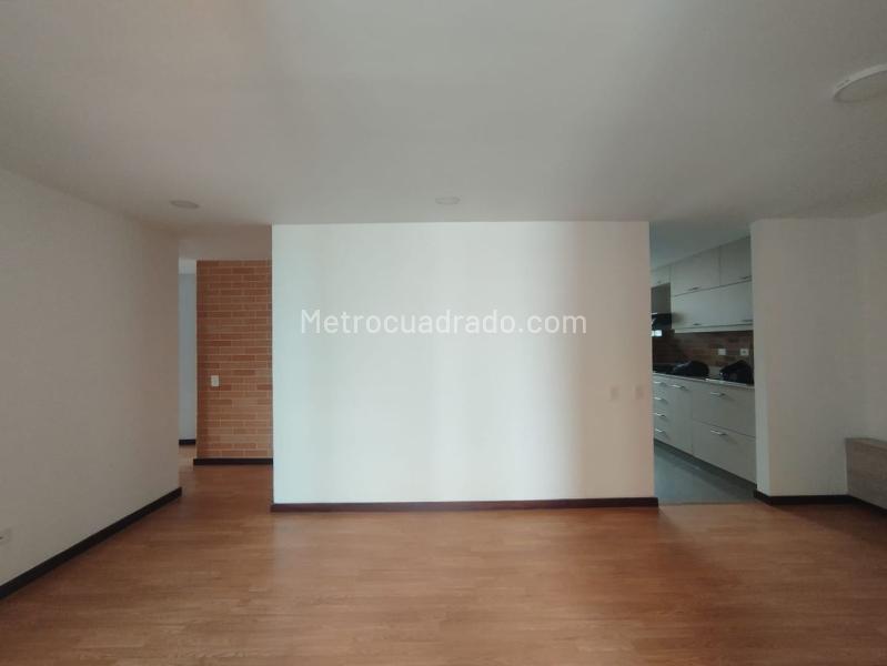 Apartamento de 3 Alcobas en arriendo en El Poblado, sobre vía principal - 4