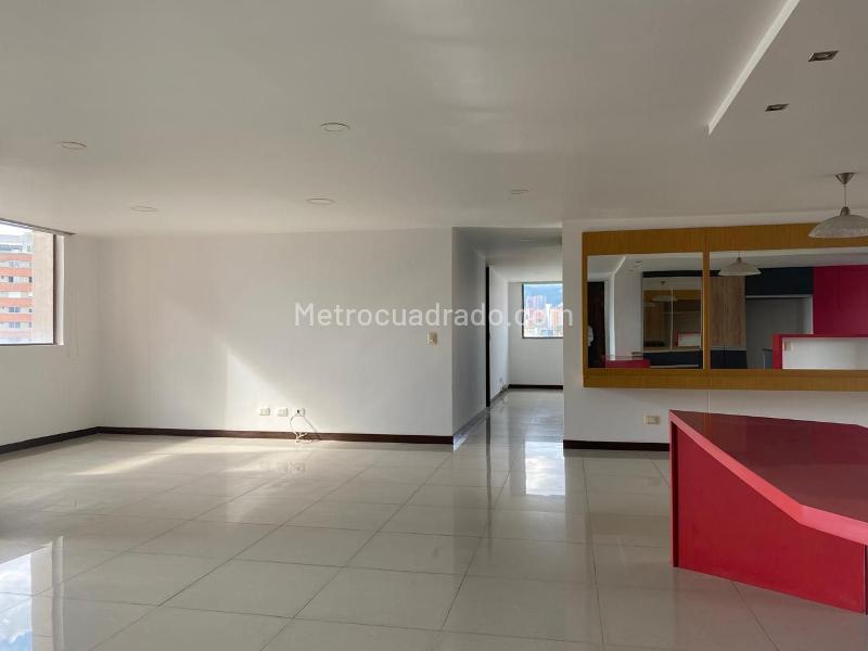 Spacious 3BR Apartment with Pool in El Poblado - 2