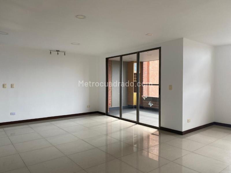 Spacious 3BR Apartment with Pool in El Poblado - 3