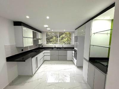 Casa de 3 alcobas en venta en Sabaneta, Sabaneta, 380 m² · foto 2 de 15