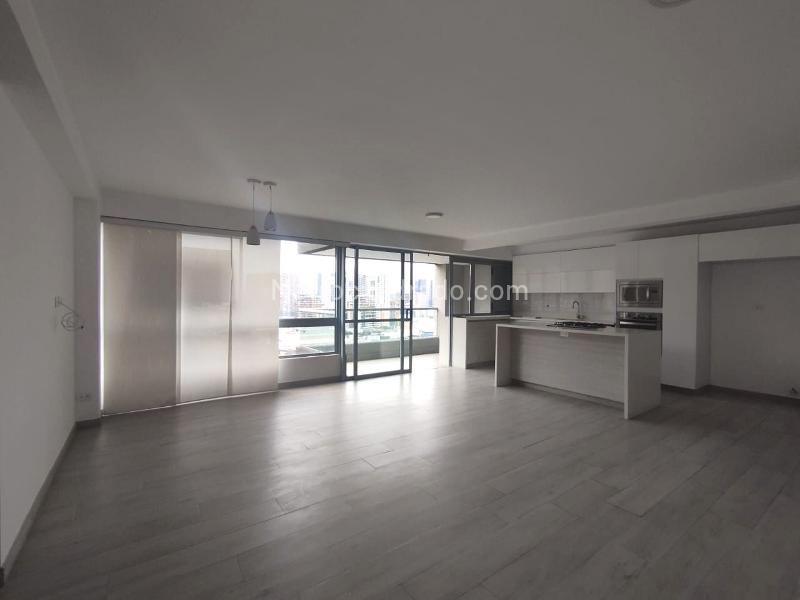 Apartamento de 3 Alcobas con Balcón y Parqueadero Cubierto en El Poblado